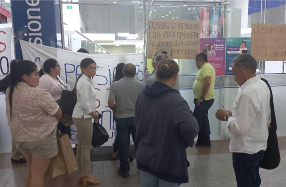 Los Descuentos Locos Vector Concepto Del Cartel Con Los Precios Sonrientes  De La Locura Ilustración del Vector - Ilustración de precio, fondo: 94941554, image size:1200x786